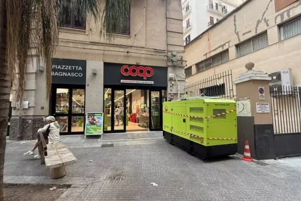 Black out in una vasta area del centro di Palermo. Con le temperature molto elevate nel capoluogo, i cavi sono stati messi a dura prova e si sono ripetuti i guasti.