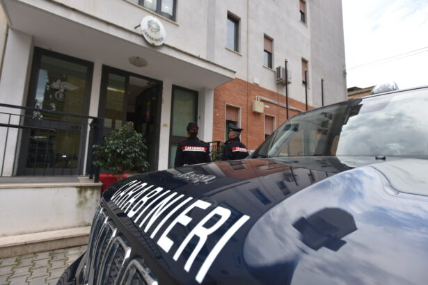 Finto carabiniere entra in casa della nonna: nipote lo smaschera e lo fa arrestare Non si ferma l'azione dei Carabinieri del Comando Provinciale di Palermo nel contrasto ai reati predatori e, in particolare, alle odiose truffe perpetrate ai danni delle fasce più vulnerabili della popolazione.