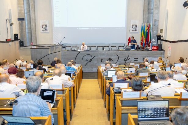 Ampio spazio è stato dedicato anche alla salute, con particolare attenzione all'evoluzione dei patogeni, alle nuove epidemie e agli effetti dei cambiamenti ambientali sulla salute pubblica. Nel corso della Sessione sono stati inoltre presentati importanti avanzamenti nel campo delle neuroscienze e delle malattie neurodegenerative. Le ricerche sui recettori AMPA stanno offrendo nuove prospettive nella comprensione dei meccanismi comuni a diversi disturbi psichiatrici, mentre gli studi condotti dall'ICGEB di Trieste hanno evidenziato come la comprensione dei processi di aggregazione delle proteine all'origine di patologie quali Alzheimer, Parkinson, sclerosi laterale amiotrofica (SLA) e demenza frontotemporale possa aprire nuove prospettive sia per la diagnosi precoce sia per lo sviluppo di terapie innovative. Un risultato che conferma il valore dell'approccio interdisciplinare promosso dai Seminari di Erice, dove fisica, biologia, medicina e scienze dei materiali collaborano per affrontare alcune delle più complesse sfide della ricerca contemporanea.