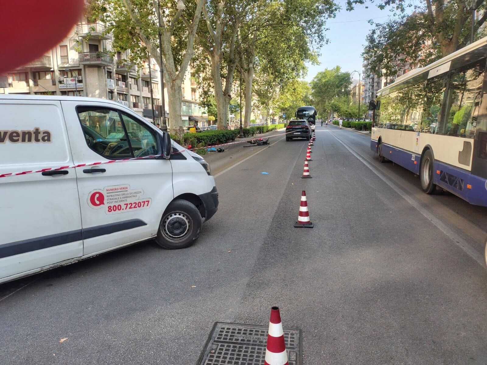 Si schianta contro un palo in via Libertà, uomo gravissimo a Palermo ...