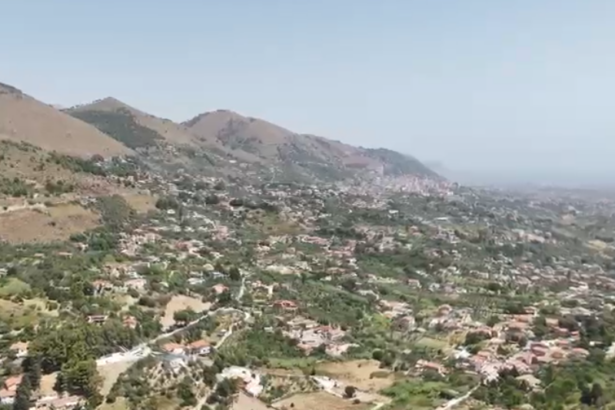 A Monreale droni in volo per beccare i piromani Con il termometro che a Monreale ha superato i 40°C, il Comune ha deciso di alzare gli occhi al cielo: da alcune ore droni dotati di telecamere ad altissima risoluzione e sensori termici sorvolano capoluogo e frazioni per intercettare sul nascere eventuali focolai d'incendio.
