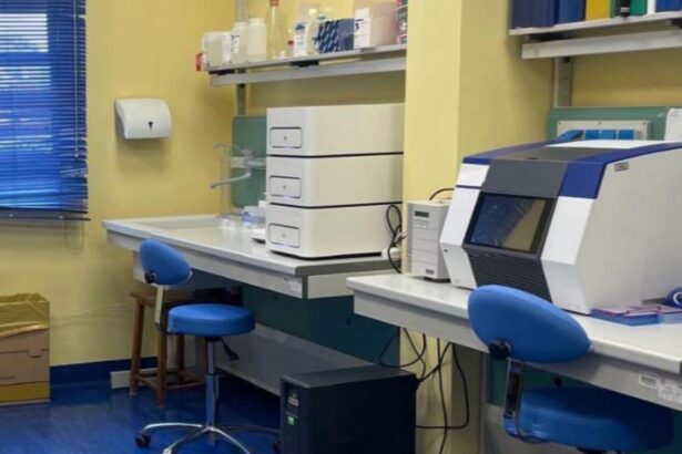 Cure su misura per il tumore dell'utero: al Civico di Palermo parte il test genetico POLE Presso l’ unità operativa complessa di Anatomia Patologica dell’A.R.N.A.S. “Civico Di Cristina Benfratelli” di Palermo, diretta dalla dott.ssa Elettra Unti, è stato avviato il test per la ricerca delle mutazioni del gene POLE (DNA polymerase epsilon, catalytic subunit) sul tessuto tumorale, nelle pazienti con carcinoma dell’endometrio. Il test va a completare il pannello di indagini genomiche oncologiche già erogate dall’unità operativa in oggetto e andrà ad integrare il tradizionale referto istologico, evitando che al fine di poterlo eseguire le pazienti siano costrette a migrare verso altre strutture. Ciò consentirà una diminuzione dei tempi di attesa ed un risparmio dei costi di gestione, nonché permetterà di ottenere una profilazione prognostico- predittiva della neoplasia completa, istologica e molecolare, già al momento della diagnosi (ab front).