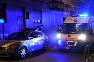 Violenta lite finisce nel sangue a Palermo dove un uomo accoltella l'attuale fidanzato della sua ex. Secondo una prima ricostruzione, attorno all'1.30, due uomini di nazionalità brasiliana si sono affrontati in via Regione Siciliana, nei pressi della clinica Villa Serena. I due, di 43 e 26 anni, hanno iniziato a discutere animatamente per una donna contesa, presumibilmente l'ex fidanzata del più anziano e l'attuale compagna del più giovane.
