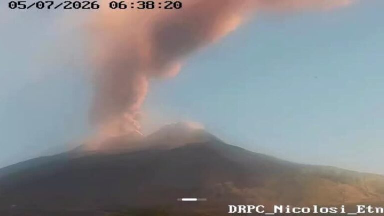 eruzione etna chiuso lo spazio aereo del settore b2 fino alle 19 discover