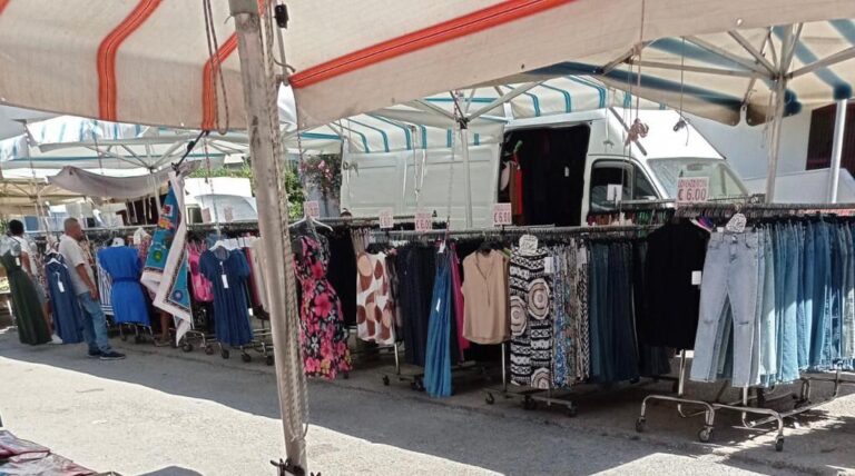 foto di una bancarella nel mercato di viale Michelangelo a Palermo