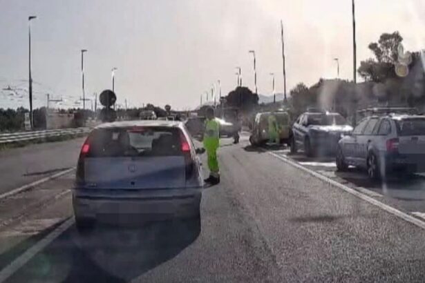 Incidente stradale a Buonfornello: scontro auto-moto, due feriti gravi Un violento scontro tra un'auto e una moto ha provocato il ferimento grave di due persone nei pressi dello svincolo di Buonfornello. L'impatto è avvenuto pochi minuti fa e le cause sono ancora in fase di accertamento.