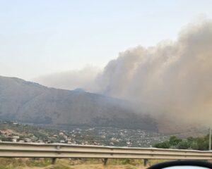Inferno di caldo e incendi nel Palermitano, situazione grave a Monreale Palermo e provincia nella morsa del caldo, degli incendi e dei blackout. Nella notte appena trascorsa, in cui la temperatura si è attestata attorno ai 40 gradi, si sono registrati diversi incendi.