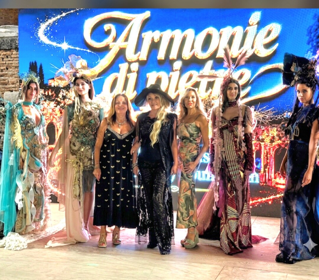 Taormina, gran finale alla serata “Armonie di Pietre e Stelle”: gli abiti scultura di Maria Giovanna Costa incantano il pubblico al Teatro Antico