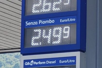 Prezzi folli per i carburanti, «Dal 27 agosto gasolio a 2,3 euro senza intervento»