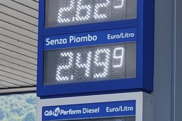 Prezzi folli per i carburanti, «Dal 27 agosto gasolio a 2,3 euro senza intervento»