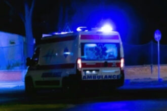 Si è spento il diciassettenne rimasto gravemente ferito nello schianto in scooter avvenuto nel pomeriggio di oggi sul lungomare Dante Alighieri di Trapani, a poca distanza dall'Hotel Punta Tipa. Alla guida di uno scooter 125 c'era lui, con in sella una ragazza di 14 anni, rimasta ferita nell'impatto.