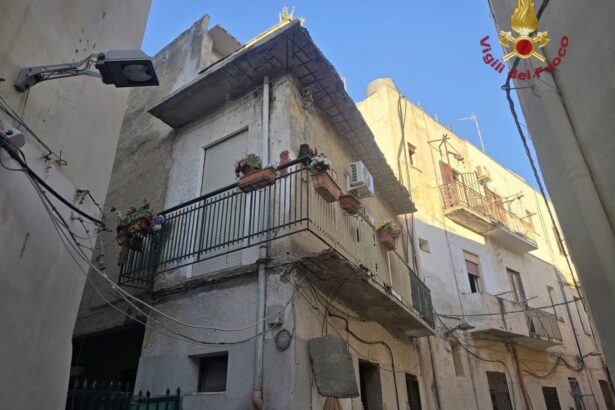 Una donna ha perso la vita a Mazara del Vallo dopo il cedimento improvviso del balcone della sua abitazione. La tragedia si è consumata nella serata di ieri in via Raffaele Castelli, dove la soletta in cemento armato è collassata mentre la vittima si trovava proprio su quella porzione di edificio. Trasportata d'urgenza in ospedale, la donna è morta alcune ore dopo il ricovero, nonostante l'intervento dei sanitari.