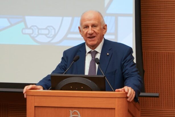 H2InComune arriva a Catania il 30 settembre, al centro la rivoluzione dell’idrogeno e il ruolo della PA Mercoledì 30 settembre 2026, dalle ore 14.00, proseguirà a Catania, presso il Centro fieristico Misterbianco, il viaggio di H2InComune, l’iniziativa itinerante promossa da H2IT - Associazione Italiana Idrogeno e RENAEL - Rete Nazionale delle Agenzie Energetiche Locali, nata con l’obiettivo di diffondere la cultura dell’idrogeno e promuovere una nuova consapevolezza tra i decisori pubblici. L’evento, intitolato “Idrogeno per la transizione ecologica e lo sviluppo sostenibile in Sicilia”, rappresenta la quinta tappa del Tour e si inserisce nell’ambito della fiera HEYSUN 2026. Da Udine a Milano, Bari e Modena, H2InComune ha fatto incontrare Pubblica Amministrazione ed ecosistema dell’idrogeno, costruendo conoscenza, relazioni e occasioni di confronto, per sfruttare in maniera ottimale le opportunità offerte da questo vettore energetico. L’iniziativa, nata dalla necessità di formare decisori e tecnici dell’Amministrazione pubblica locale sull’uso dell’idrogeno e sulle sue potenzialità, ha registrato un’ampia partecipazione, suscitando un forte interesse da parte delle istituzioni e delle imprese locali, dei centri di ricerca e delle università.