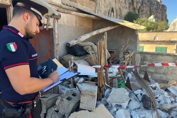 Vicari, demolizione abusiva con amianto: denunciato uomo dai Carabinieri Un uomo di 68 anni, residente a Vicari e senza precedenti penali, è stato deferito in stato di libertà alla Procura della Repubblica di Termini Imerese dai Carabinieri della locale Stazione. L'accusa contestata riguarda la gestione irregolare di rifiuti pericolosi, emersa nel corso di un'attività di controllo ambientale rientrante nei consueti presidi del territorio effettuati dall'Arma nei centri della provincia.