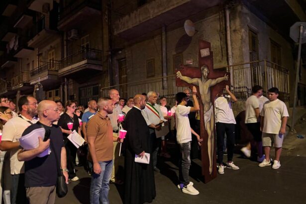Un fiume silenzioso di luce e commozione ha attraversato ieri sera le strade di Belmonte Mezzagno. Tante persone, con una straordinaria partecipazione di giovani, hanno preso parte alla fiaccolata organizzata dal parroco della chiesa Santissimo Crocifisso in memoria di Karol Greco e Giuseppe Bisconti, i due giovanissimi belmontesi morti tre giorni fa nell'incidente avvenuto alla cronoscalata di Erice.