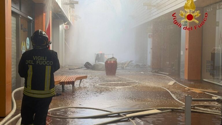 Incendio al Conca dOro le immagini del centro commerciale devastato dalle fiamme
