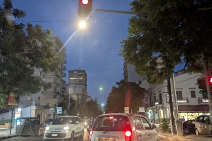 Corso Calatafimi, poca luce e troppo caos: paura per chi attraversa