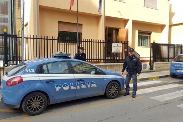 Una donna di 82 anni residente a Termini Imerese è stata vittima di una truffa messa a segno da un uomo che si è finto appartenente alla Guardia di Finanza, riuscendo a farsi consegnare gioielli e oltre mille euro in contanti.