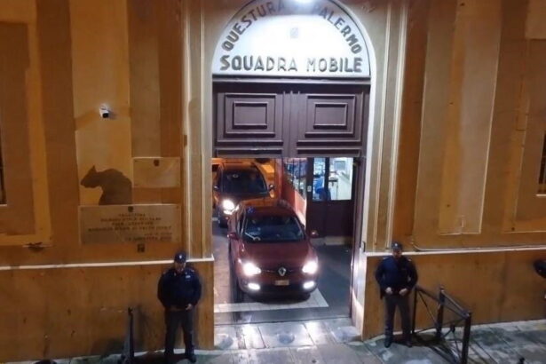 Rapina e spari a Mondello, arrestati due uomini: c'è anche un giro di droga e armi Sparò al titolare di un ristorante di Mondello ferendolo alle gambe durante una rapina, e ora dovrà rispondere davanti alla giustizia insieme a un complice. La polizia ha eseguito un'ordinanza di custodia cautelare in carcere nei confronti di Marco Ferrante, 35 anni, e Alessio Muratore, 26 anni, ritenuti responsabili del colpo messo a segno il 24 luglio 2023. L'inchiesta della Procura di Palermo coinvolge complessivamente dieci persone, tra cui altri otto indagati, sei uomini e due donne.