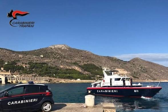 Un rimprovero per un mozzicone di sigaretta gettato a terra si è trasformato in un pestaggio. È quanto accaduto la scorsa notte a Favignana, in un locale nei pressi della spiaggia Praia, dove un barista è stato aggredito da un gruppo di quattro giovani dopo aver richiamato uno di loro per il gesto. I carabinieri della locale stazione hanno avviato le indagini per identificare i responsabili.