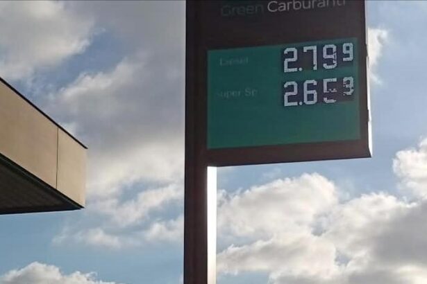 In Sicilia carburante più caro d'Italia, 2,80 euro a Pantelleria Continua ad aumentare il costo del carburante in Italia, e in Sicilia si registrano i prezzi tra i più alti del Paese. A Pantelleria, per esempio, in provincia di Trapani, la benzina oscilla tra 2,589 €/l e 2,789 €/l ed il diesel tra i 2,699 €/l e i 2,899 €/l, a fronte di una media nazionale (dati di ieri 4 settembre 2026) di 2,046 sulla rete stradale e 2,134 in autostrada, mentre il diesel costa 2,157 euro in strada e 2,233 in autostrada, secondo i dati resi del Ministero delle Imprese e del Made in Italy.