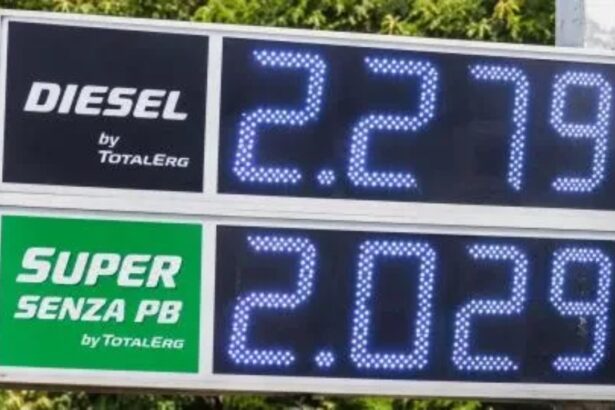 (Adnkronos) - Con il Brent sopra i 100 dollari al barile, ai massimi dal 22 maggio, continuano a salire i prezzi di benzina e gasolio, nonostante l'andamento altalenante delle quotazioni dei prodotti raffinati. La benzina raggiunge oggi, giovedì 10 settembre, il livello più alto dal 22 marzo 2022, mentre il gasolio è a un millesimo dal massimo del 2026, toccato lo scorso 27 luglio. Senza il taglio dell'accisa in scadenza a mezzanotte, il prezzo sarebbe a 2,354 euro al litro, dodici centesimi e mezzo oltre il record storico del 17 marzo 2022, quando si arrivò a 2,229 euro al litro.