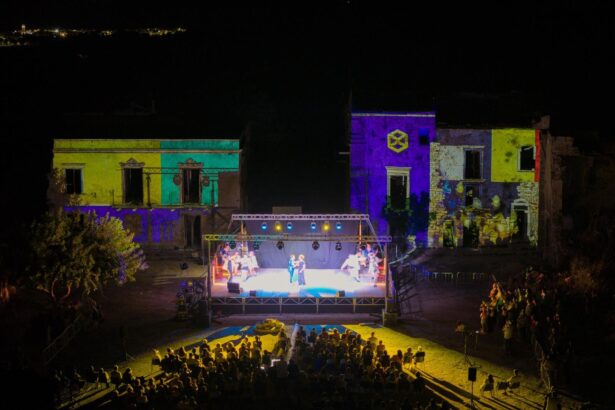 Poggioreale storica torna a vivere e lo fa attraverso la cultura in tutte le sue più disparate forme. Sono state infatti circa duecento le persone che hanno partecipato al primo appuntamento, domenica 6 settembre, di “Poggioreale- Memoria viva e futuro identitario”, l’itinerario culturale nato con l’obiettivo di promuovere e valorizzare il patrimonio storico, culturale e agroalimentare del territorio. Il tour gratuito- un’iniziativa dell’Associazione Freedom, realizzata grazie al contributo dell’Assessorato dei Beni Culturali e dell’Identità Siciliana, con il patrocinio del Comune di Poggioreale- ha preso il via alle ore 17: i partecipanti hanno avuto la possibilità di visitare i luoghi di Poggioreale Storica e l’Agorà, dotati di targhe informative con QR code in italiano ed in inglese, riscoprendone architetture, scorci e testimonianze di un passato profondamente legato alla storia della Valle del Belice.
