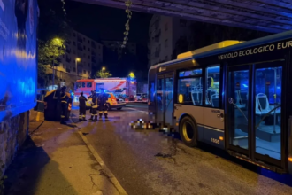 Si era trasferito a Trieste da circa un anno, ma la sua corsa in moto si è fermata nel cuore della notte contro un autobus. Giuseppe Schembri, 34 anni, originario di Licata, è morto intorno all'1.45 in via Alberti, all'uscita della galleria San Vito.