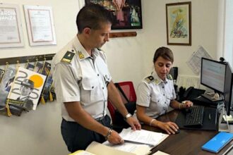 All’esito degli accertamenti eseguiti dalla Guardia di finanza di Catania su delega della Procura Regionale presso la Sezione Giurisdizionale della Corte dei Conti di Palermo, la predetta Autorità giudiziaria contabile ha emesso un atto di citazione in giudizio nei confronti di un medico chirurgo estetico, operante nelle province di Catania e di Messina, contestandogli un danno erariale quantificato in oltre 373.000 euro, derivante dall’aver esercitato - dopo aver optato per il regime “intramoenia” presso l’ospedale da cui dipendeva - prestazioni “extramoenia” non autorizzate, senza mai impegnarsi nello smaltimento delle liste di attesa della struttura pubblica che, nel frattempo, continuavano ad allungarsi.