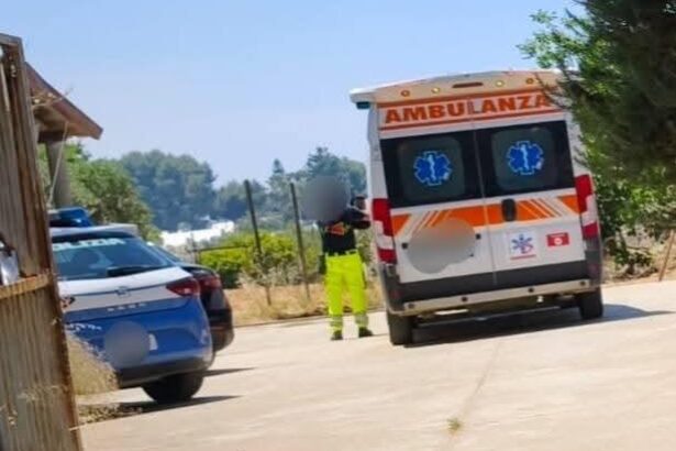 Una caduta dal terzo piano, la corsa dei soccorsi e un elicottero decollato d’urgenza: è stata una mattinata di paura quella di sabato 24 ottobre a Comiso, dove un giovane è precipitato da un edificio di corso Vittorio Emanuele mentre era impegnato in alcuni lavori di manutenzione. Le sue condizioni sono gravi: è in codice rosso e la prognosi resta riservata.