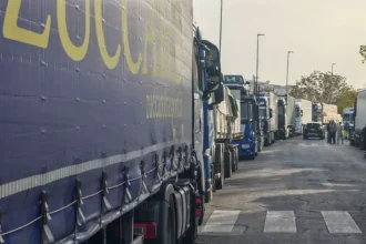 Continua il blocco dei Tir a Palermo nell'innesto dell'autostrada che porta in città: in via Oreto e in strade attigue sono in sosta circa un centinaio di mezzi pesanti. Anche al porto il presidio degli autotrasportatori ha portato al blocco di tir e una trentina di mezzi sono fermi in via Francesco Crispi.
