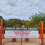 Da oggi i cancelli di Parco Uditore, a Palermo, sono chiusi. A sbarrare l’ingresso è stata la cooperativa sociale Parco Uditore, che dopo 14 anni di impegno ha deciso di lanciare un segnale alla Regione Siciliana. Le speranze di un sostegno sono svanite in pochi minuti, a conclusione dell’approvazione della manovra di bilancio da 1,3 miliardi di euro, e adesso sono a rischio otto posti di lavoro.