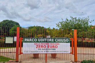 Da oggi i cancelli di Parco Uditore, a Palermo, sono chiusi. A sbarrare l’ingresso è stata la cooperativa sociale Parco Uditore, che dopo 14 anni di impegno ha deciso di lanciare un segnale alla Regione Siciliana. Le speranze di un sostegno sono svanite in pochi minuti, a conclusione dell’approvazione della manovra di bilancio da 1,3 miliardi di euro, e adesso sono a rischio otto posti di lavoro.