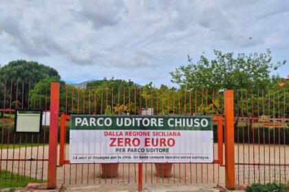 Da oggi i cancelli di Parco Uditore, a Palermo, sono chiusi. A sbarrare l’ingresso è stata la cooperativa sociale Parco Uditore, che dopo 14 anni di impegno ha deciso di lanciare un segnale alla Regione Siciliana. Le speranze di un sostegno sono svanite in pochi minuti, a conclusione dell’approvazione della manovra di bilancio da 1,3 miliardi di euro, e adesso sono a rischio otto posti di lavoro.