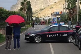 Un involucro sospetto trovato in una pianta a ridosso di un distributore Q8 ha fatto scattare ieri l'allarme bomba a Capaci, in provincia di Palermo. Sul posto sono arrivati carabinieri, artificieri, vigili del fuoco e polizia municipale, e il tratto interessato della strada statale 113 è rimasto chiuso al traffico per qualche ora.