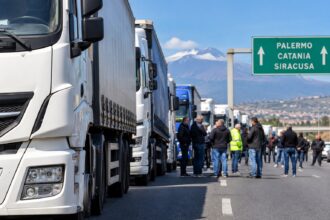 Il fronte dell’autotrasporto si spacca in Sicilia all’indomani dello stop ufficiale alle agitazioni. Nonostante l’accordo raggiunto a livello nazionale, nell’Isola la tensione a Catania ha ormai superato il livello di guardia. Il Comitato Nazionale Trasportatori (Cts) ha lanciato un allarme, denunciando blocchi abusivi, sabotaggi e gravi intimidazioni ai danni dei conducenti che vogliono riprendere l’attività.