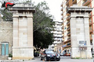 I Carabinieri della sezione Radiomobile, nell’abito dei servizi di controllo del territorio disposti dal Reparto Territoriale dei Carabinieri di Termini Imerese, finalizzati alla prevenzione e al contrasto dei reati contro il patrimonio, hanno arrestato due uomini di 26 e 29 anni, entrambi già noti alle forze dell'ordine, con l'accusa di furto aggravato.