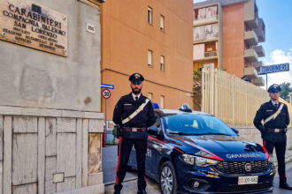 I Carabinieri della Stazione Altarello di Baida, nel corso di un servizio di controllo del territorio finalizzato alla prevenzione e repressione dei reati predatori, hanno arrestato in flagranza di reato un 30enne del capoluogo, già noto alle forze dell'ordine e sottoposto alla misura cautelare dell'obbligo di dimora, accusato di furto aggravato, fuga pericolosa, resistenza e lesioni a un pubblico ufficiale.