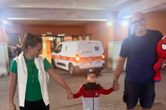 Cinque anni, una bicicletta e un palco da cui è precipitato. Dopo giorni sospesi tra paura e speranza, Andrea ha lasciato il Policlinico di Messina ed è tornato a casa.