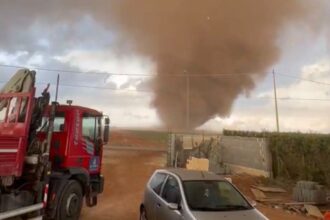 Una violenta tromba d'aria si è abbattuta nella mattinata di venerdì 9 ottobre sul territorio compreso tra Marsala e Petrosino, lasciando un primo bilancio di nove feriti: cinque adulti sono giunti all'ospedale di Marsala in codice rosso, mentre quattro bambini hanno riportato lesioni lievi.