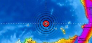 Forte terremoto, perché trema il mare davanti a Palermo: la spiegazione dei ricercatori del Cnr Due forti scosse hanno fatto tremare il 23 ottobre il Tirreno meridionale, seguite da una sequenza sismica ancora in corso. Il più forte è stato il terremoto di magnitudo Mw 5,5, registrato alle 12:19 a nord-ovest delle Isole Eolie. A spiegare dove e perché è la nota del Consiglio nazionale delle ricerche (Cnr).