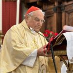 La Diocesi di Acireale comunica la scomparsa, all’età di 88 anni, di Sua Eminenza Reverendissima il Signor Cardinale Paolo Romeo, arcivescovo emerito di Palermo e figlio della Chiesa acese. Il porporato è morto domenica 25 ottobre 2026 al presidio ospedaliero «San Marco» di Catania.