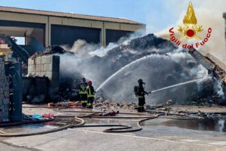 Sono state concluse all'alba le operazioni di spegnimento dell'incendio divampato nell'impianto di stoccaggio rifiuti Ecogestioni srl a Santa Flavia.