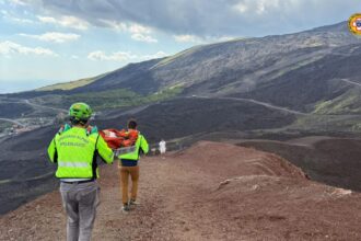 Un turista canadese di 79 anni ha perso la vita, questa mattina, ai crateri Silvestri sul versante sud dell'Etna, a seguito di un malore cardiaco. Nonostante il tempestivo intervento dei Tecnici della Stazione Etna sud del Servizio Regionale Sicilia del Corpo Nazionale Soccorso Alpino e Speleologico, congiuntamente ai militari del Soccorso Alpino della Guardia di Finanza e, successivamente, dei sanitari del 118, giunti con l'eliambulanza, per l'uomo, non c'è stato nulla da fare. Dopo le dovute autorizzazioni, la salma e stata consegnata ai familiari già sul posto.