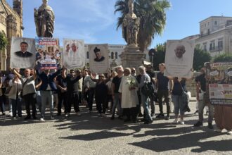 Con i cartelloni che ricordavano le parole di papa Francesco “Non c’è peggiore povertà di quella che non ci permette di guadagnarci il pane” e di papa Benedetto XVI o dello stesso Arcivescovo Corrado Lorefice “Il dialogo è sempre più forte di minacce ed intimidazioni”, una rappresentanza di esercenti del settore cerimonie, dai negozi di bomboniere ai fotografi e persino i dj, hanno presenziato stamattina al sit-in pacifico promosso da Confimprese Palermo con il Comitato Fede, Economia e Comunità davanti alla Curia Arcivescovile di Palermo in via Matteo Bonello,2, per tentare di farsi ricevere dalla Curia sul tema delle prime comunioni e della rivoluzione del catechismo che ha di fatto allungato i tempi dei sacramenti.
