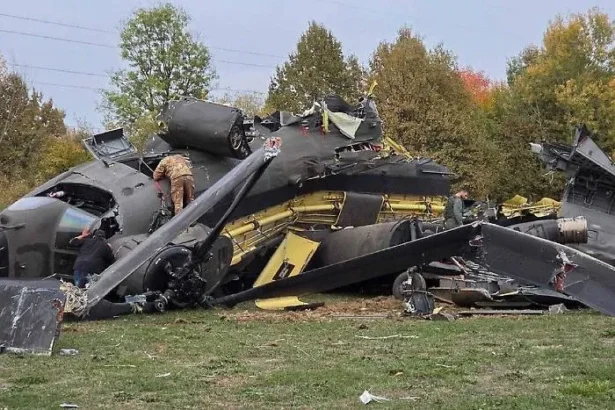 Tre morti e dodici feriti: è il bilancio dello schianto di un elicottero CH-47 italiano in Bosnia-Erzegovina, comunicato dal sindaco di Brčko, Siniša Milić, all'ANSA di Sarajevo. Il velivolo è caduto oggi pomeriggio durante una missione dell'operazione Eufor Althea, e le cause sono ancora in corso di accertamento.