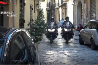 Un normale controllo alla circolazione stradale trasformatosi in un acceso episodio di resistenza e oltraggio a pubblico ufficiale. È quanto accaduto a Palermo, in via Patti, dove i Carabinieri del Nucleo Radiomobile hanno deferito in stato di libertà due persone per una serie di reati che vanno dal danneggiamento di cose sottoposte a sequestro, alle minacce e all'oltraggio.