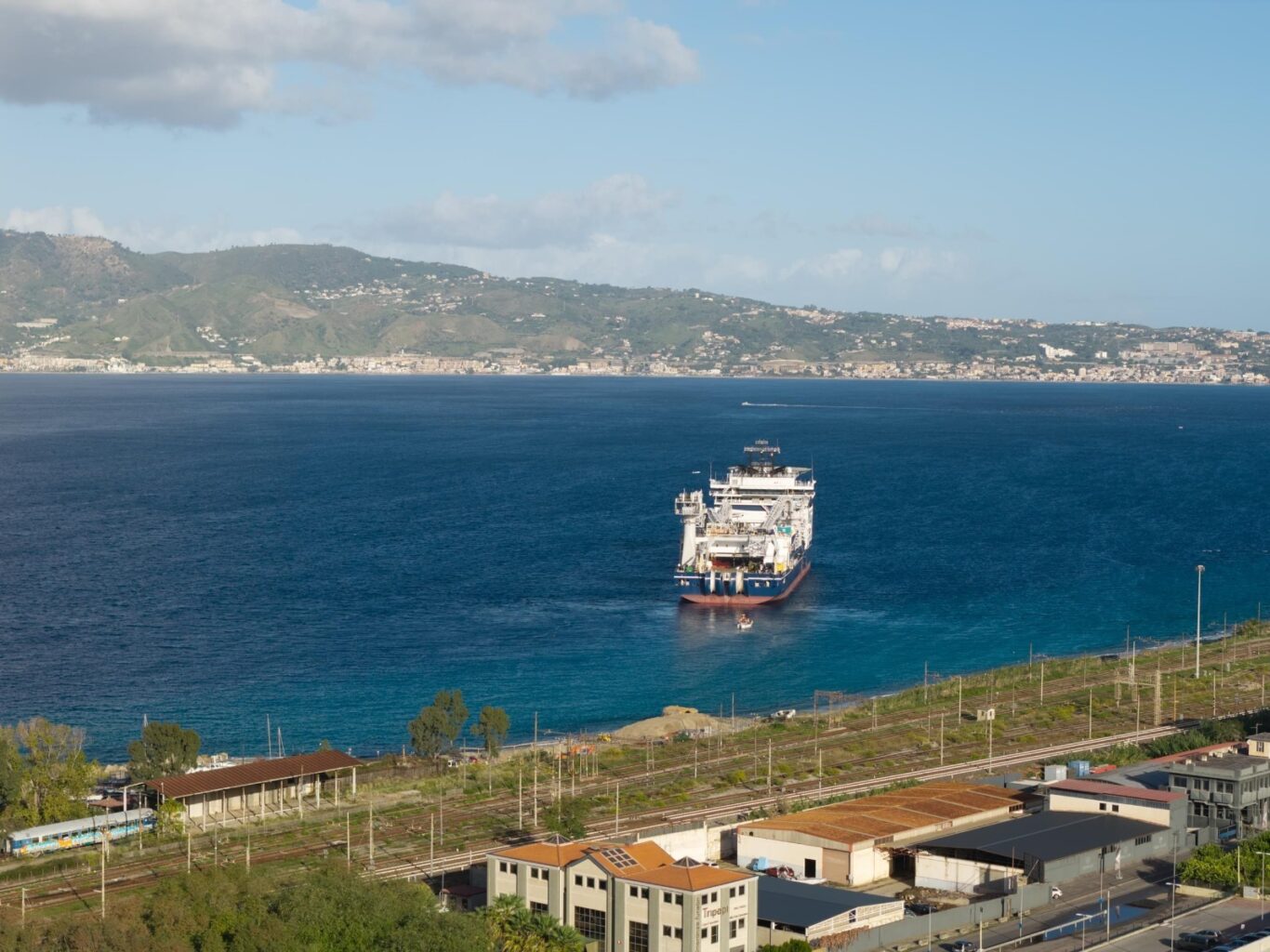 Terna, al via la posa dei cavi sottomarini dell’elettrodotto Sicilia-Calabria
