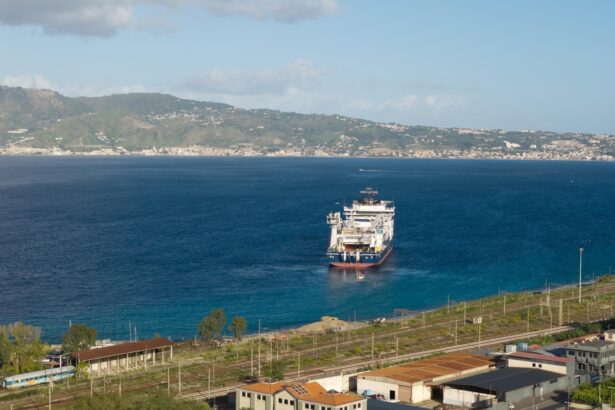 Terna, al via la posa dei cavi sottomarini dell'elettrodotto Sicilia-Calabria Terna, la società guidata dall’Amministratore Delegato e Direttore Generale Pasqualino Monti, ha avviato le attività di installazione dei cavi sottomarini dell’elettrodotto “Bolano-Annunziata”, il collegamento elettrico in corrente alternata a 380 kV tra la Sicilia e la Calabria. Le attività sono affidate a Prysmian che produce i cavi e ne cura la posa con la nave Leonardo da Vinci.