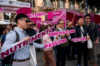 Il gelato racconta l’Italia nel mondo: porta con sé conoscenze artigianali, ingredienti, storie di famiglia e di migrazione, capacità imprenditoriale e cultura gastronomica. A Palermo queste esperienze si incontrano e diventano materia di confronto, ricerca e degustazione. Dal 13 al 16 novembre 2026, Sherbeth Festival torna per la sua 18ª edizione, riunendo 60 maestri gelatieri provenienti dai cinque continenti insieme a chef, ricercatori, giornalisti, autori e professionisti della filiera.